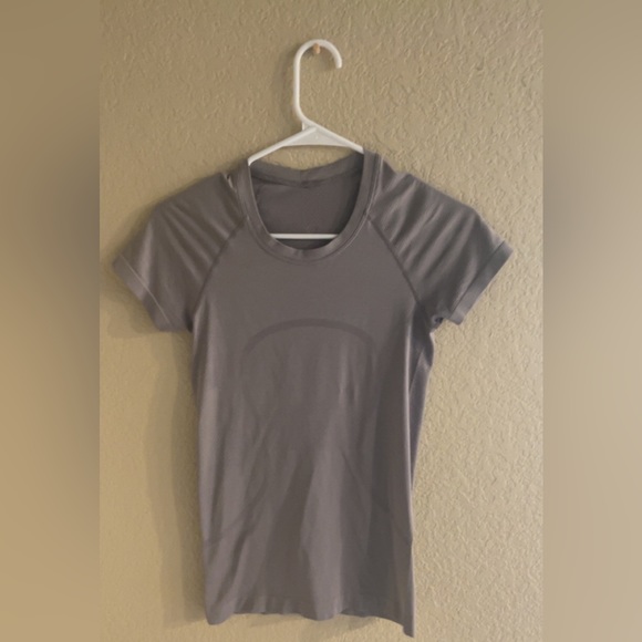 LIGHT PURPLE LULU LEMON SHORT SLEEVE SWIFTLY SIZE 4 - Picture 3 of 4